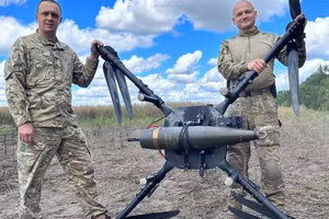 Chiếc FPV của Ukraine mang theo quả đạn 155mm.