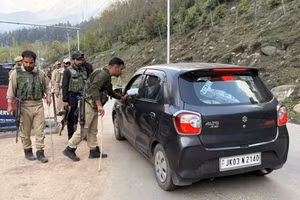 Lực lượng an ninh Ấn Độ gần hiện trường vụ tấn công khủng bố ở Jammu và Kashmir.