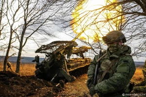 Pháo tự hành 2S7 Pion thuộc Lữ đoàn pháo binh 45 của Nga tấn công gần Kupyansk.