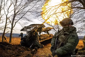 Pháo tự hành 2S7 Pion thuộc Lữ đoàn pháo binh 45 của Nga tấn công gần Kupyansk.