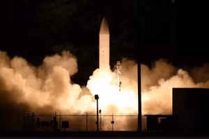 Mỹ phóng thử tên lửa mang đầu đạn siêu thanh C-HGB từ bãi thử ở Hawaii, năm 2020.