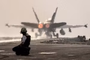 Tiêm kích F/A-18 cất cánh từ tàu sân bay USS Harry S. Truman không kích Houthi.