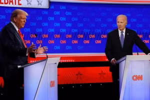 Tổng thống Joe Biden và ứng cử viên Donald Trump trong cuộc tranh luận. 