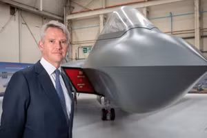 Giám đốc điều hành của BAE Systems, Charles Woodburn với mô hình kích thước đầy đủ của Tempest.