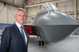 Giám đốc điều hành của BAE Systems, Charles Woodburn với mô hình kích thước đầy đủ của Tempest.