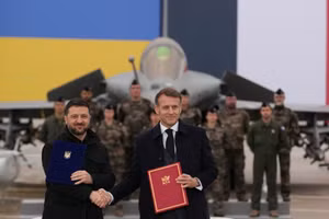 Tổng thống Pháp Macron và Tổng thống Ukraine Zelensky sau khi ký thỏa thuận tại căn cứ Villacoublay ngày 17 tháng 11.