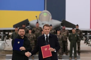 Tổng thống Pháp Macron và Tổng thống Ukraine Zelensky sau khi ký thỏa thuận tại căn cứ Villacoublay ngày 17 tháng 11.