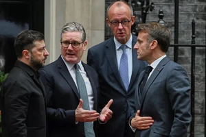 Tổng thống Zelensky, Thủ tướng Keir Starmer, Thủ tướng Friedrich Merz và Tổng thống Emmanuel Macron trong một cuộc gặp tại London.