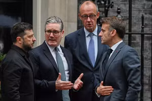 Tổng thống Zelensky, Thủ tướng Keir Starmer, Thủ tướng Friedrich Merz và Tổng thống Emmanuel Macron trong một cuộc gặp tại London.