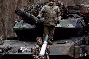 Binh sĩ Ukraine nạp đạn cho xe tăng Strv-122А.