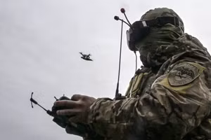 Quân nhân Nga điều khiển máy bay FPV tại tiền tuyến.