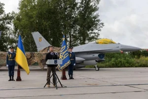 Tổng thống Ukraine Volodymyr Zelensky bên cạnh chiếc F-16.