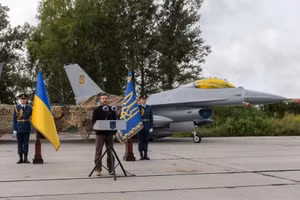 Tổng thống Ukraine Volodymyr Zelensky bên cạnh chiếc F-16.