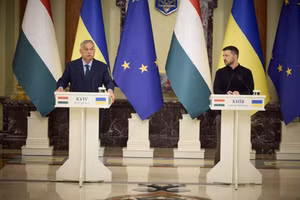 Thủ tướng Hungary Viktor Orban và Tổng thống Volodymyr Zelensky trong buổi họp báo tại Kiev.