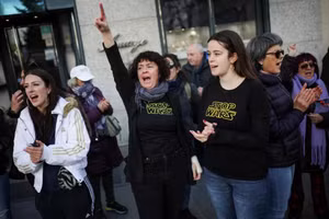 Người tham gia cuộc biểu tình "Nói không với chiến tranh" trước Đại sứ quán Mỹ tại Madrid, Tây Ban Nha, ngày 14/3/2026.