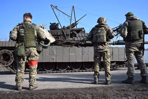 Binh sĩ Nga thu giữ xe tăng Abrams tại Kursk.