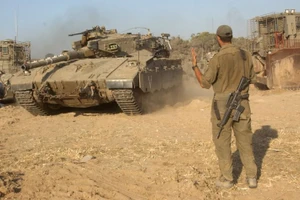 Xe tăng Merkava của Israel tấn công vào Gaza.