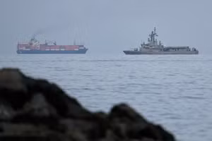 Tàu quân sự Iran tuần tra eo biển Hormuz.