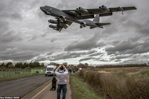 Máy bay ném bom B-52 Stratofortress của Mỹ hạ cánh xuống căn cứ Fairford tại Anh.