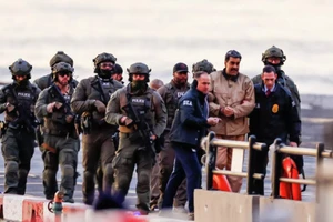 Tổng thống Venezuela Nicolas Maduro bị bắt giữ trước khi đưa đến Mỹ.