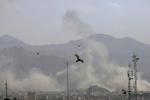 Khói bốc lên từ Tehran sau khi bị Mỹ và Israel tấn công hôm 28/2.