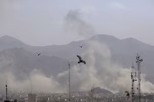 Khói bốc lên từ Tehran sau khi bị Mỹ và Israel tấn công hôm 28/2.