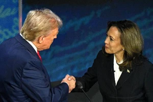 Ông Trump và bà Harris trong cuộc tranh luận.