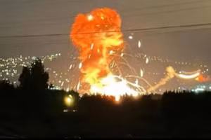 Kho vũ khí của Hezbollah bị Israel không kích.