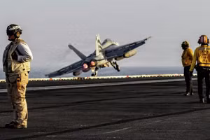 Tiêm kích F/A-18E Super Hornet cất cánh từ tàu sân bay USS Abraham Lincoln.