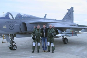 Tiêm kích Gripen mang theo tên lửa Meteor.