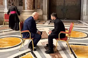 Tổng thống Mỹ Donald Trump và ông Volodymyr Zelensky trong một cuộc họp tại Vatican.