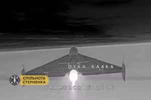 Drone đánh chặn Ukraine áp sát UAV phản lực Nga từ phía sau.
