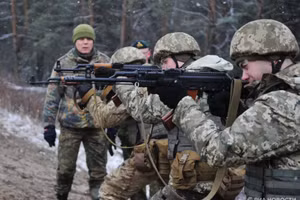 Huấn luyện quân sự Ukraine tại thao trường Yavoriv.