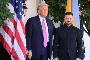 Tổng thống Mỹ Donald Trump chào đón ông Volodymyr Zelensky tới Nhà Trắng.