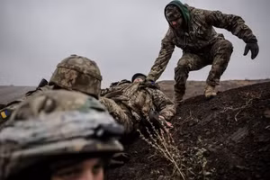 Binh sĩ Ukraine bị thương trên tiền tuyến.