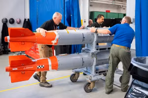 Bom hạt nhân chiến thuật B61-12 của Mỹ.