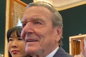 Cựu Thủ tướng Đức Gerhard Schroeder hứng chỉ trích vì dự tiệc tại đại sứ quán Nga ở Berlin tháng 5 năm 2023.