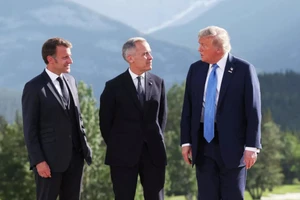 Tổng thống Pháp Emmanuel Macron, Thủ tướng Canada Mark Carney và Tổng thống Mỹ Donald Trump tại hội nghị thượng đỉnh G7 ở Kananaskis.