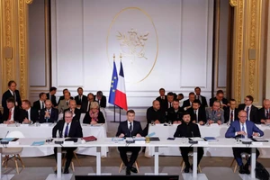 Tổng thống Macron, Tổng thống Zelensky, Thủ tướng Starmer và Thủ tướng Merz tại cuộc họp của "liên minh những người sẵn sàng hợp tác" ở Paris.