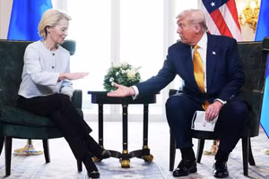 Chủ tịch Ủy ban Châu Âu Ursula von der Leyen và Tổng thống Trump.