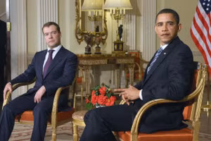 Tổng thống Nga Dmitry Medvedev và Tổng thống Mỹ Barack Obama bên lề hội nghị thượng đỉnh G20, ngày 1/4/2009 tại London.