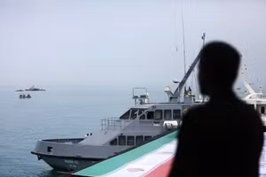 Tàu cao tốc Iran sẵn sàng tuần tra eo biển Hormuz.