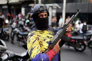 Người biểu tình có vũ trang yêu cầu Mỹ trả tự do cho Tổng thống Maduro.