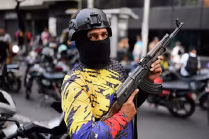 Người biểu tình có vũ trang yêu cầu Mỹ trả tự do cho Tổng thống Maduro.