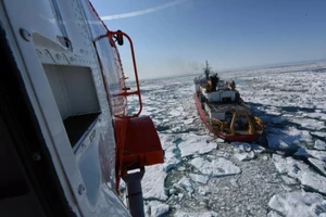 Tàu phá băng Healy của Lực lượng Bảo vệ bờ biển Mỹ.