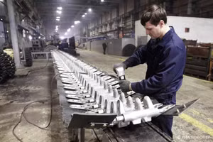 Một công nhân tại Nhà máy chế tạo máy Kurgan của Nga.