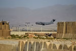 Vận tải cơ C-17 trong một lần hạ cánh xuống Căn cứ không quân Soto Cano.