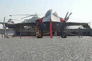 UAV tàng hình JAS-313 trên tàu sân bay Shahid Bagheri.