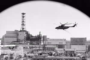Trực thăng khử nhiễm độc các tòa nhà tại nhà máy điện Chernobyl sau tai nạn năm 1986.