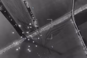 Khoảnh khắc đạn chùm của Iskander-M tấn công đơn vị Ukraine.